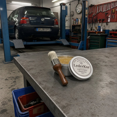 LederKur Dose und Bürste in deutscher KFZ-Werkstatt mit VW Golf